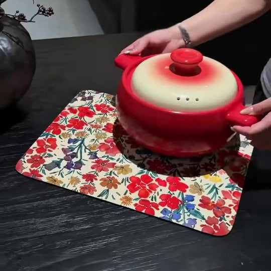 Floral heat-resistant table mat with hot cookware